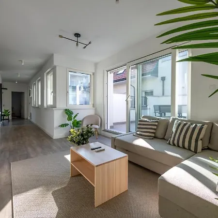 With Terrace - L12 Appartement *